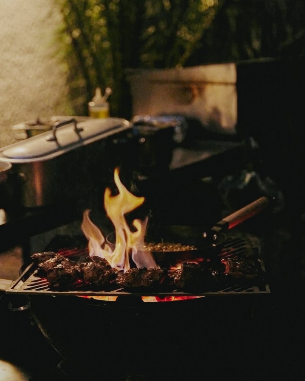 Viandes fumées sur le grill du fumoir Le Couperet